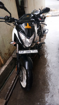 White Bajaj Pulsar 200 NS