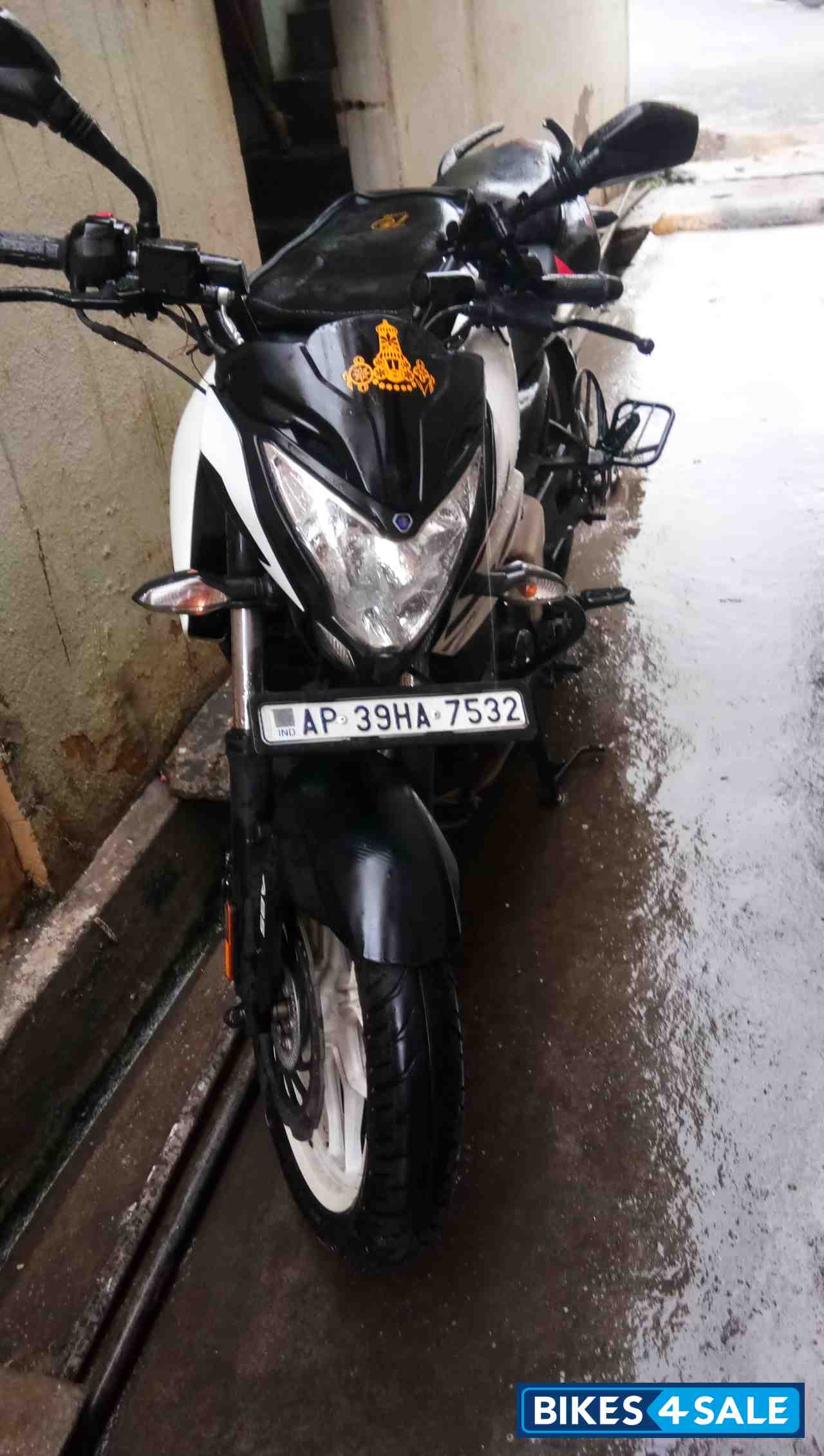 White Bajaj Pulsar 200 NS
