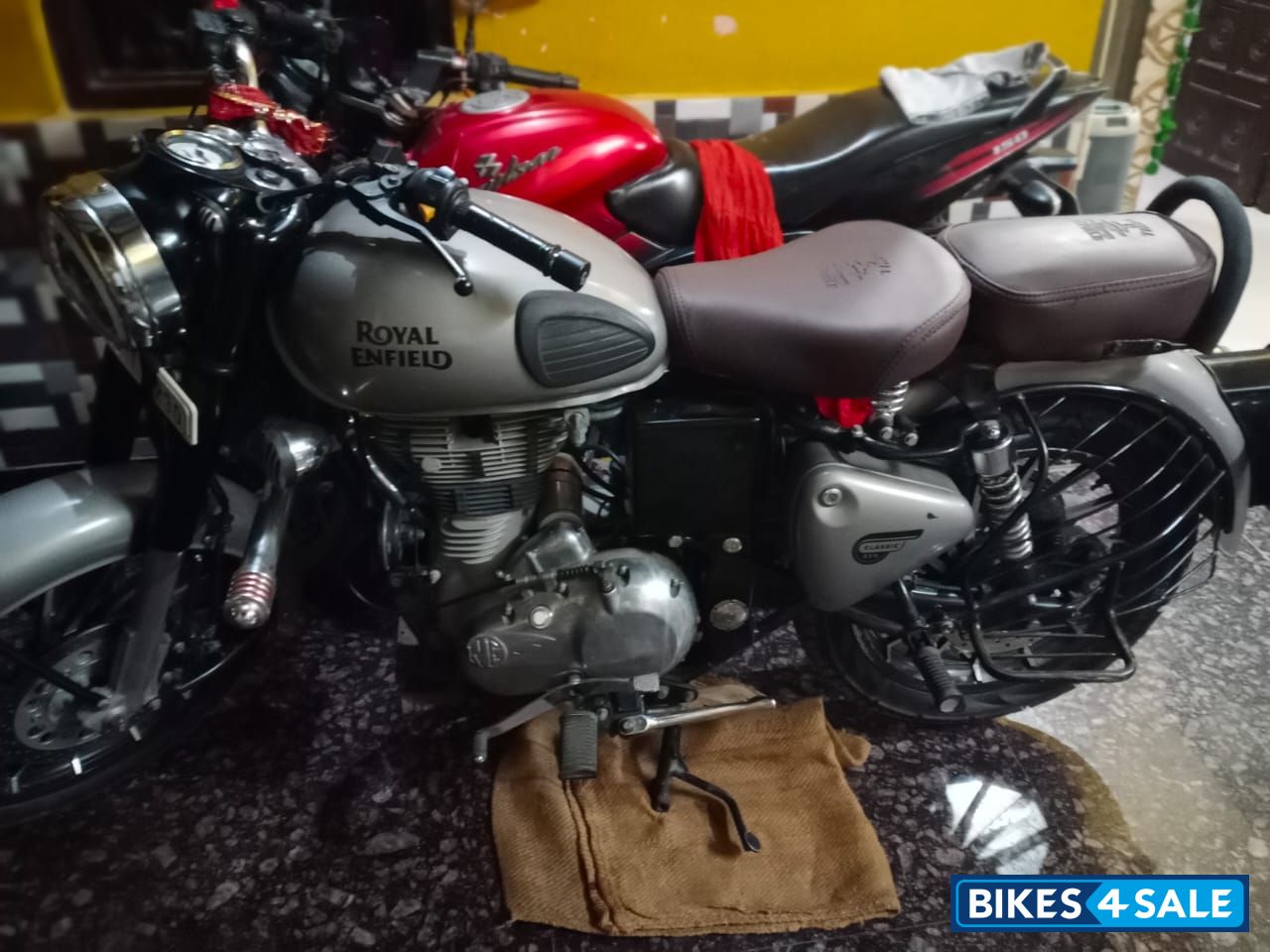 Gun Metal Grey Royal Enfield Classic 350 Gun Metal Grey Royal Enfield Classic 350