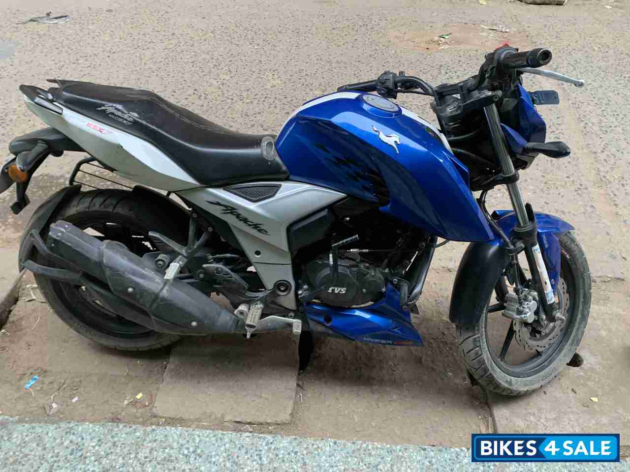 Blue TVS Apache RTR 160 4V