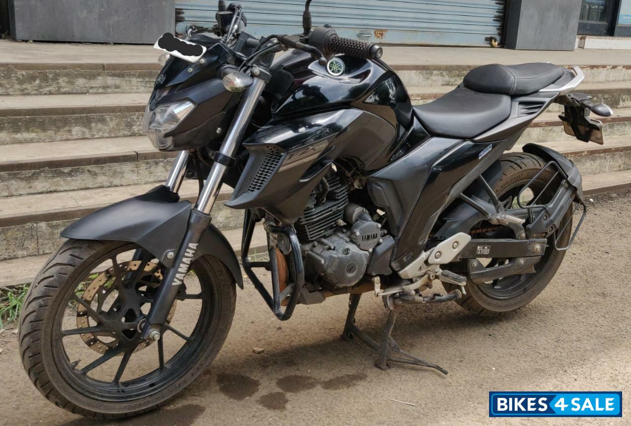 Black Yamaha FZ25