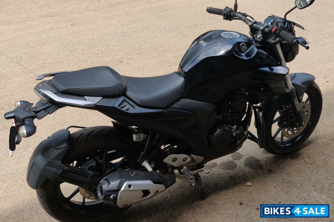 Black Yamaha FZ25
