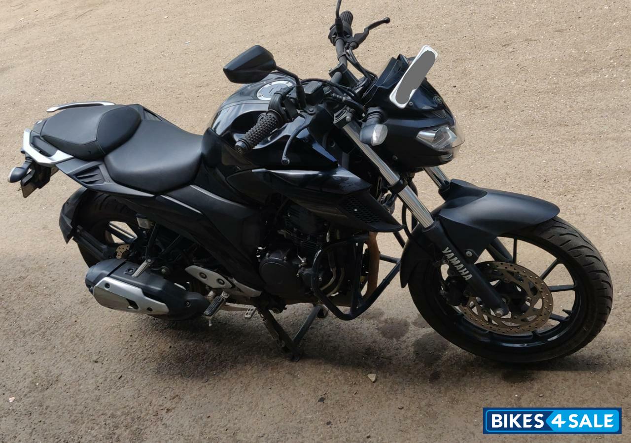 Black Yamaha FZ25