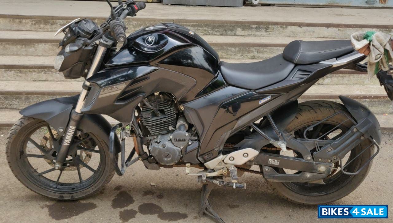 Black Yamaha FZ25