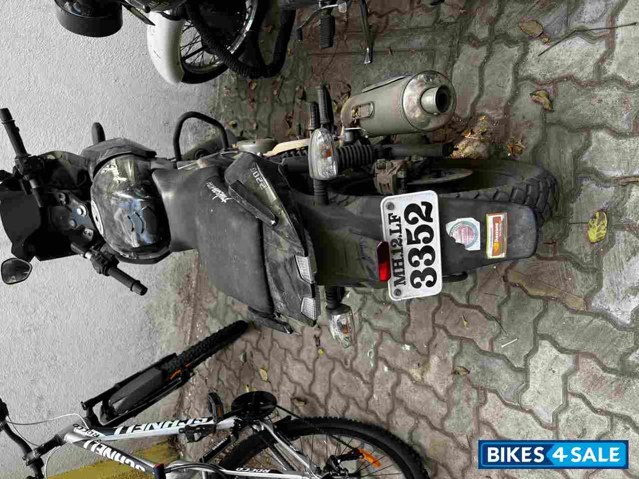 Black Bajaj Pulsar 220 DTSFi