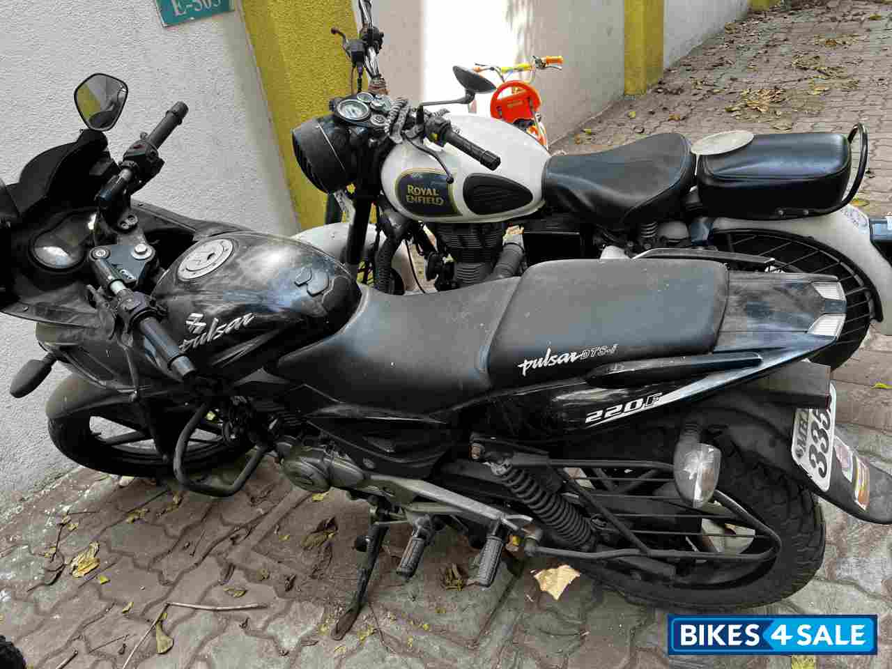 Black Bajaj Pulsar 220 DTSFi