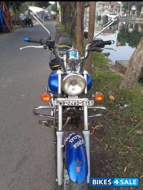 Blue Bajaj Avenger 220 DTS-i