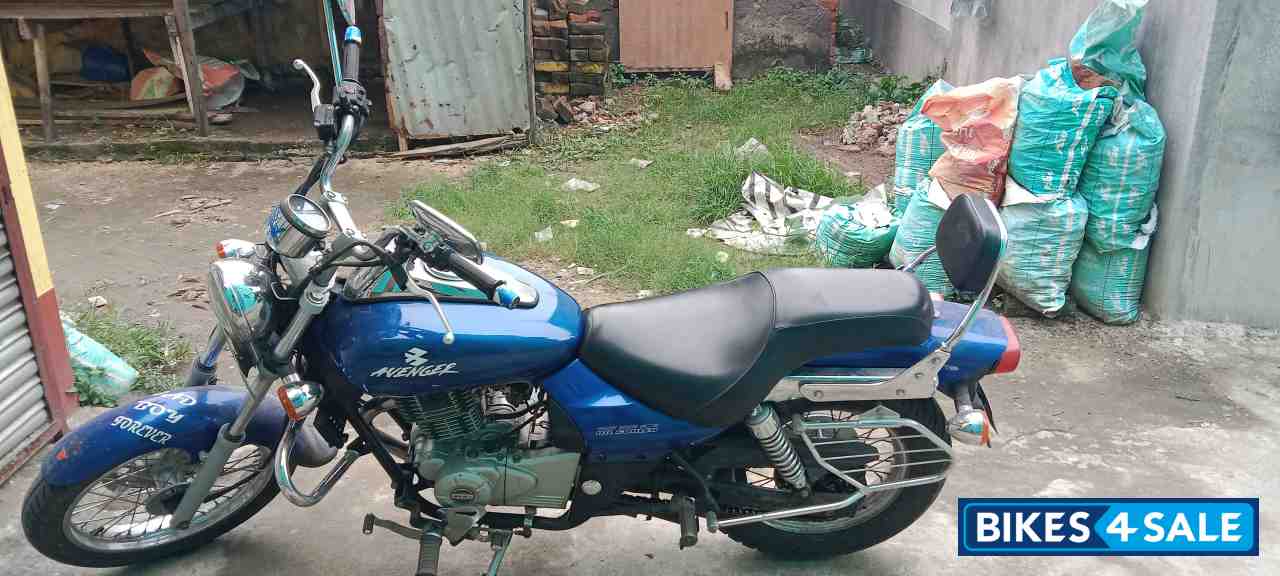 Blue Bajaj Avenger 220 DTS-i