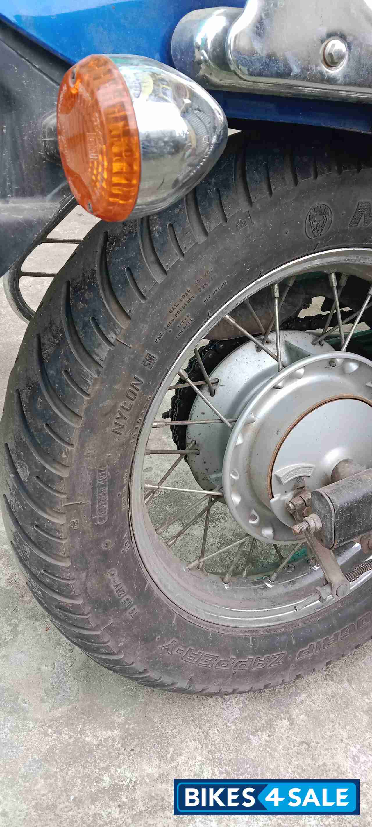 Blue Bajaj Avenger 220 DTS-i