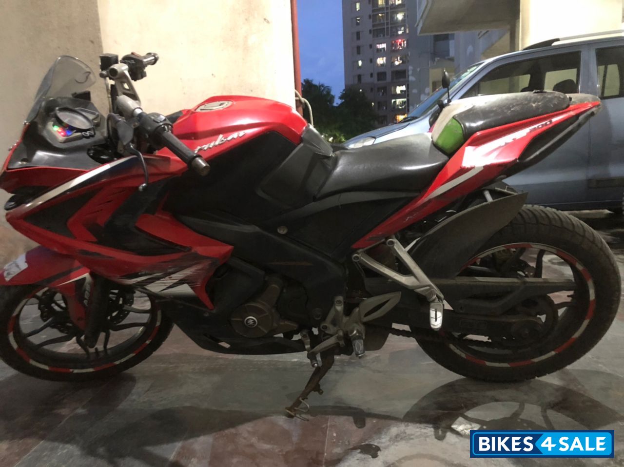 Red Bajaj Pulsar RS 200