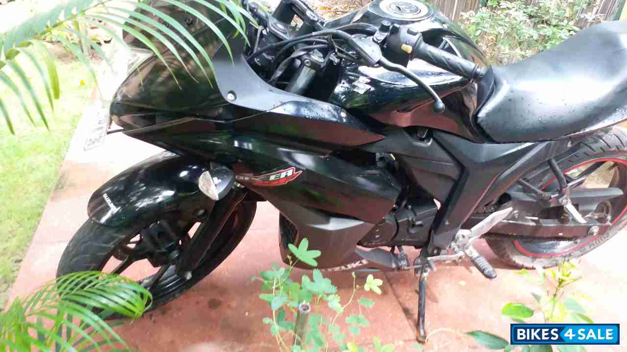 Black Suzuki Gixxer SF