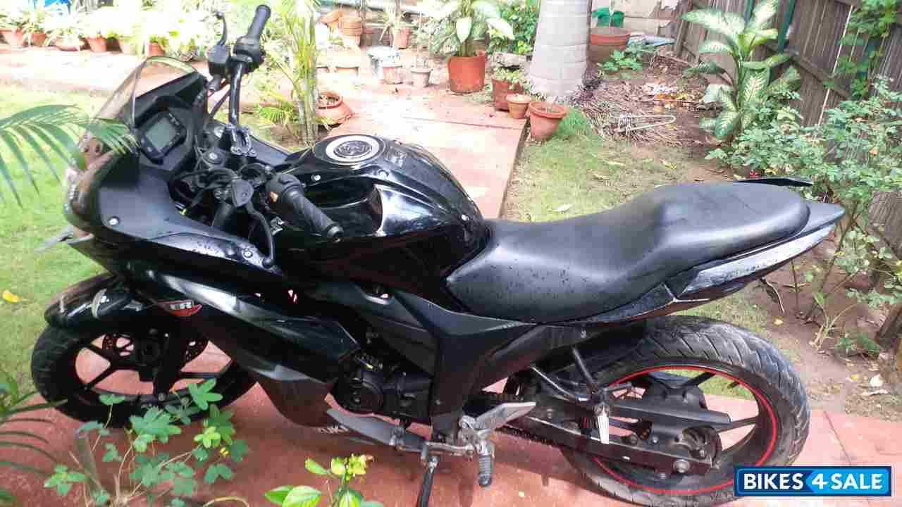 Black Suzuki Gixxer SF