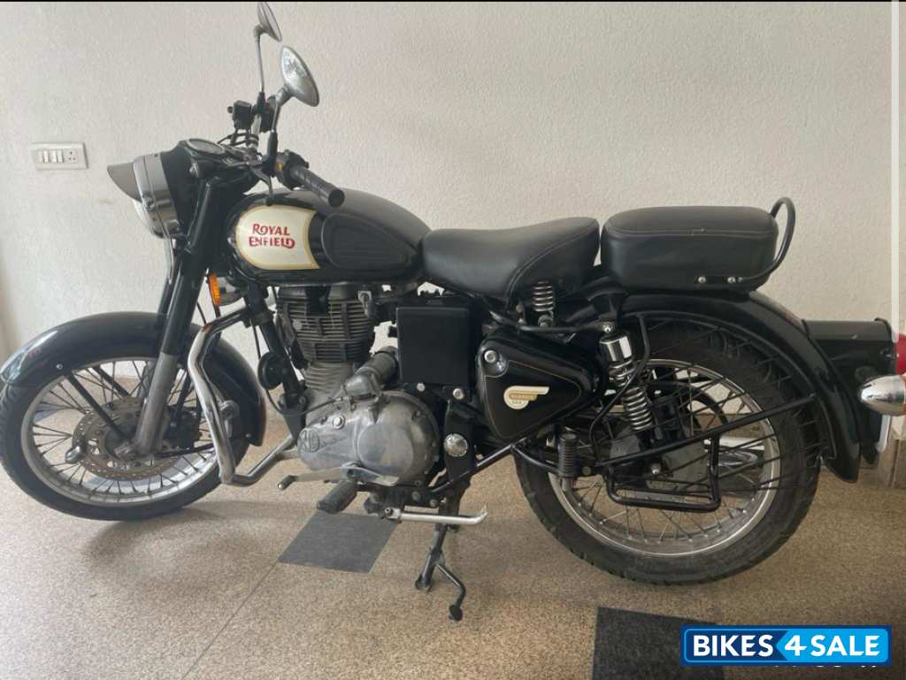 Black Royal Enfield Classic 350 Black Royal Enfield Classic 350