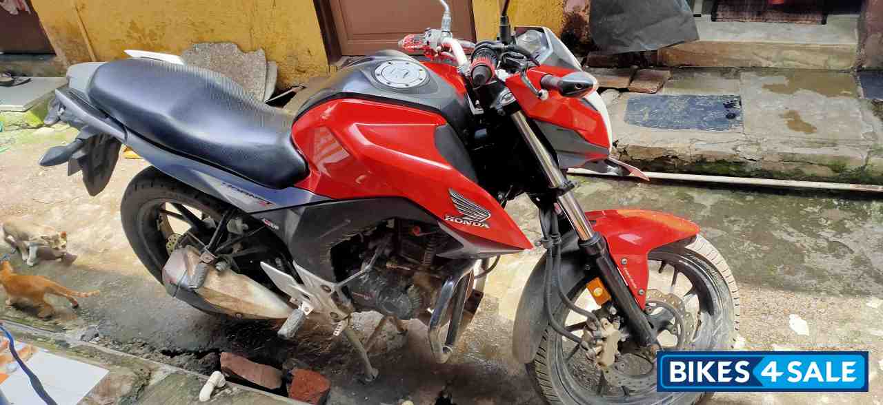 Red Honda CB Hornet 160R