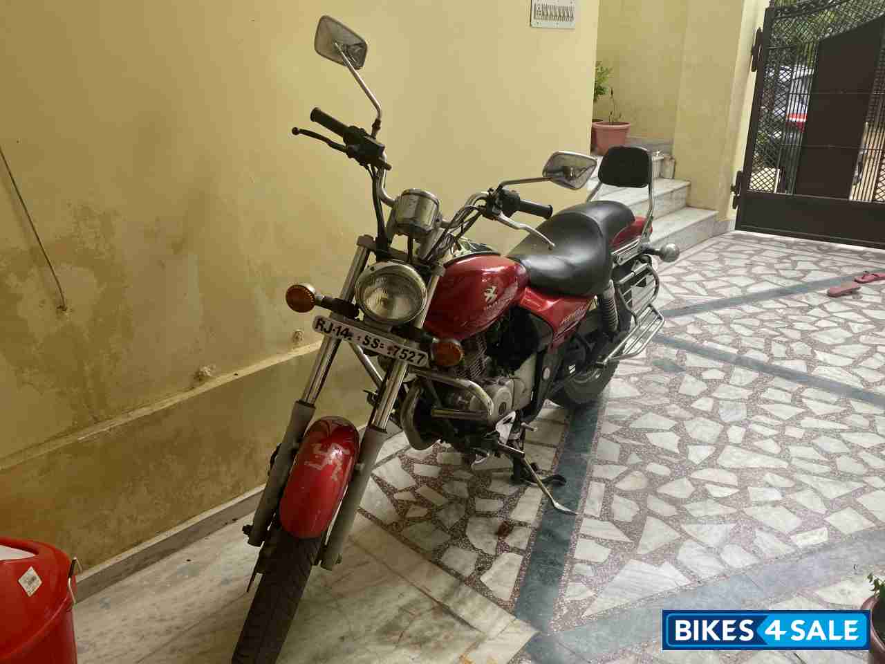 Bajaj Avenger 180 DTS-i