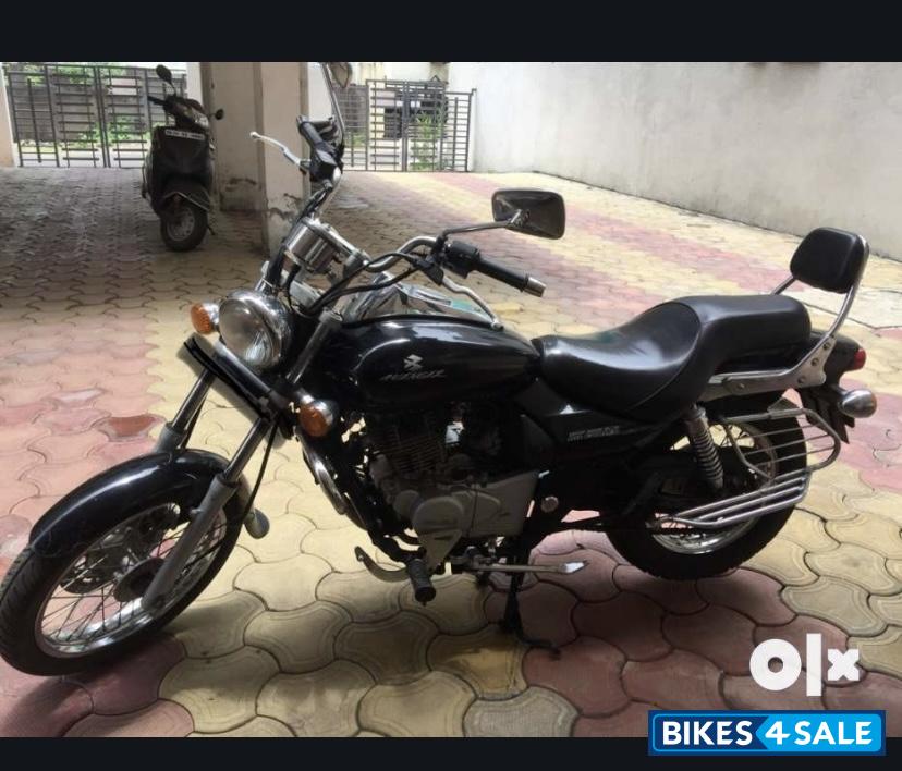 Black Bajaj Avenger 220 DTS-i