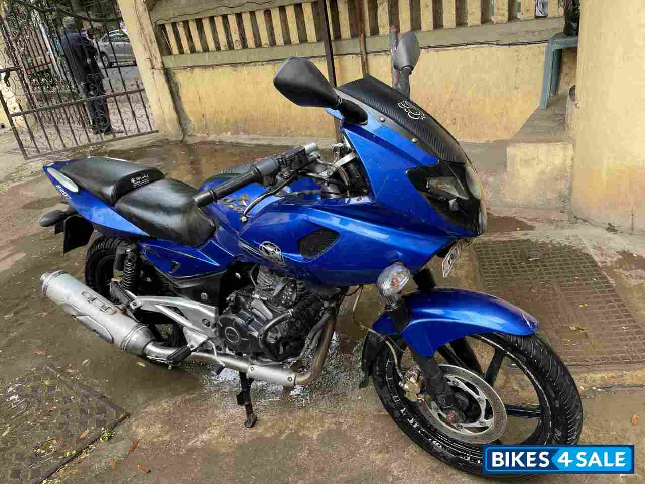 Blue Bajaj Pulsar 220F