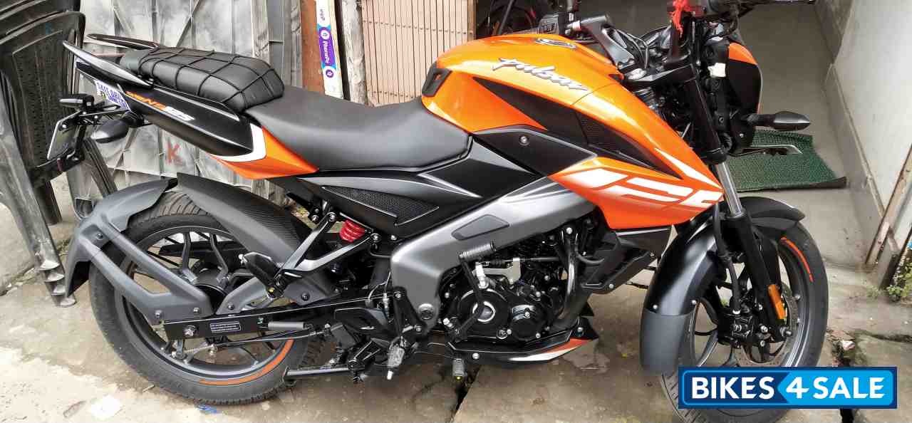 Orange Bajaj Pulsar NS125 BS6