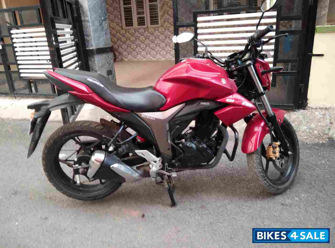 Red Suzuki Gixxer 150