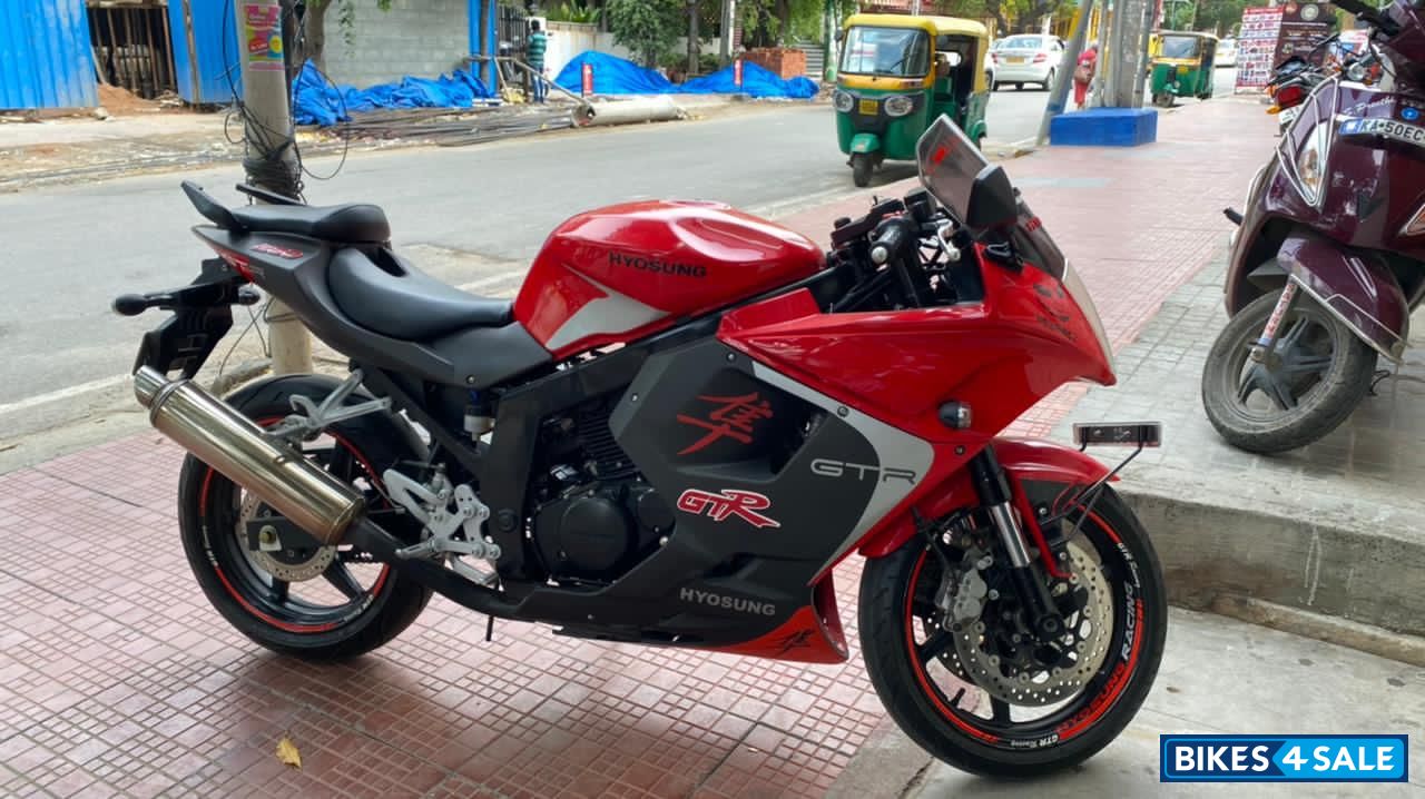 Red Titani Hyosung GT250R
