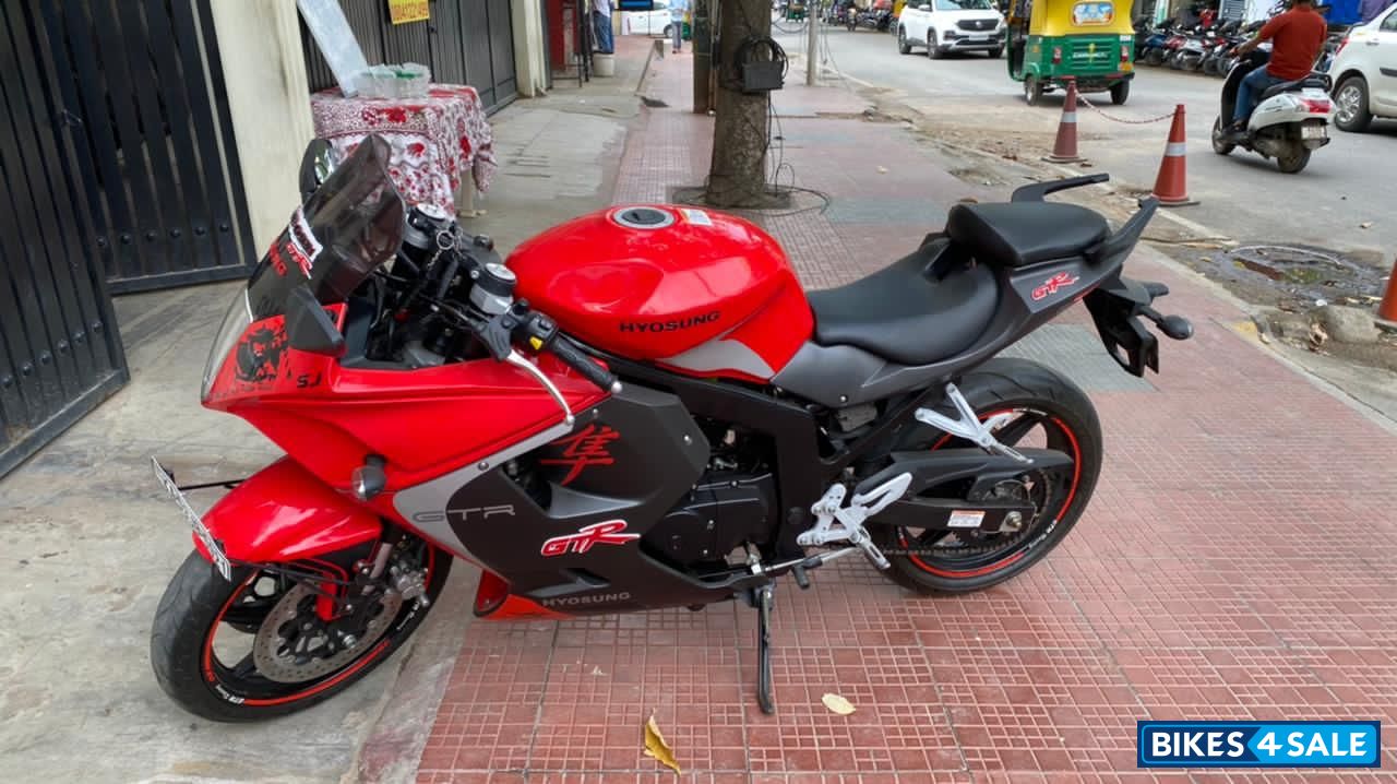 Red Titani Hyosung GT250R Red Titani Hyosung GT250R