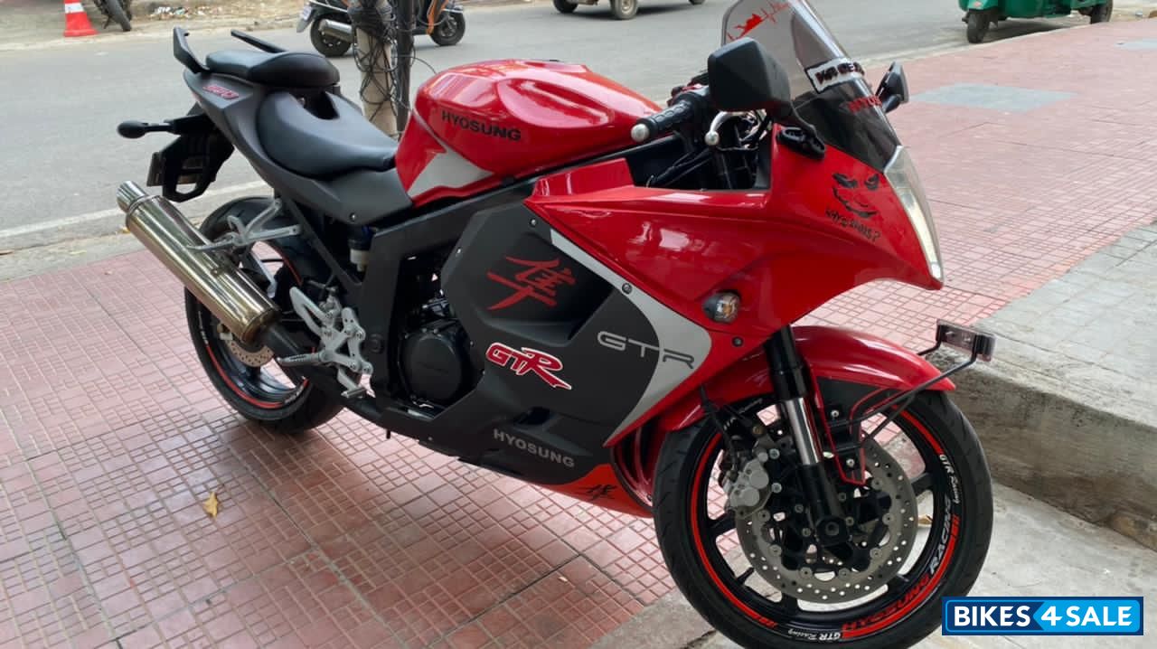 Red Titani Hyosung GT250R Red Titani Hyosung GT250R