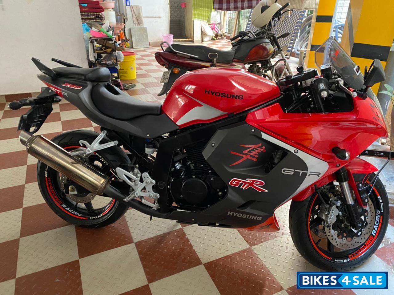 Red Titani Hyosung GT250R Red Titani Hyosung GT250R