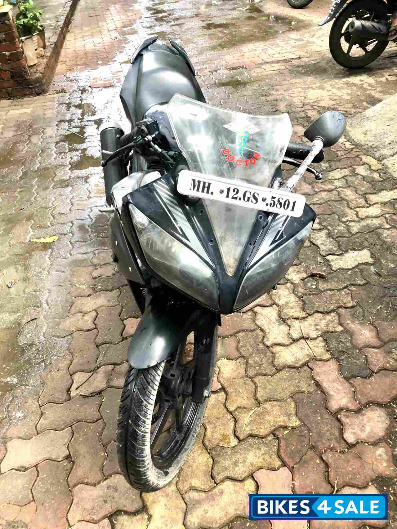 Black Yamaha YZF R15