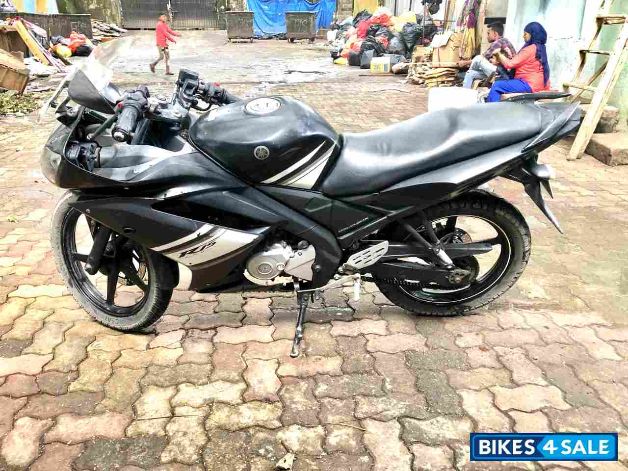 Black Yamaha YZF R15