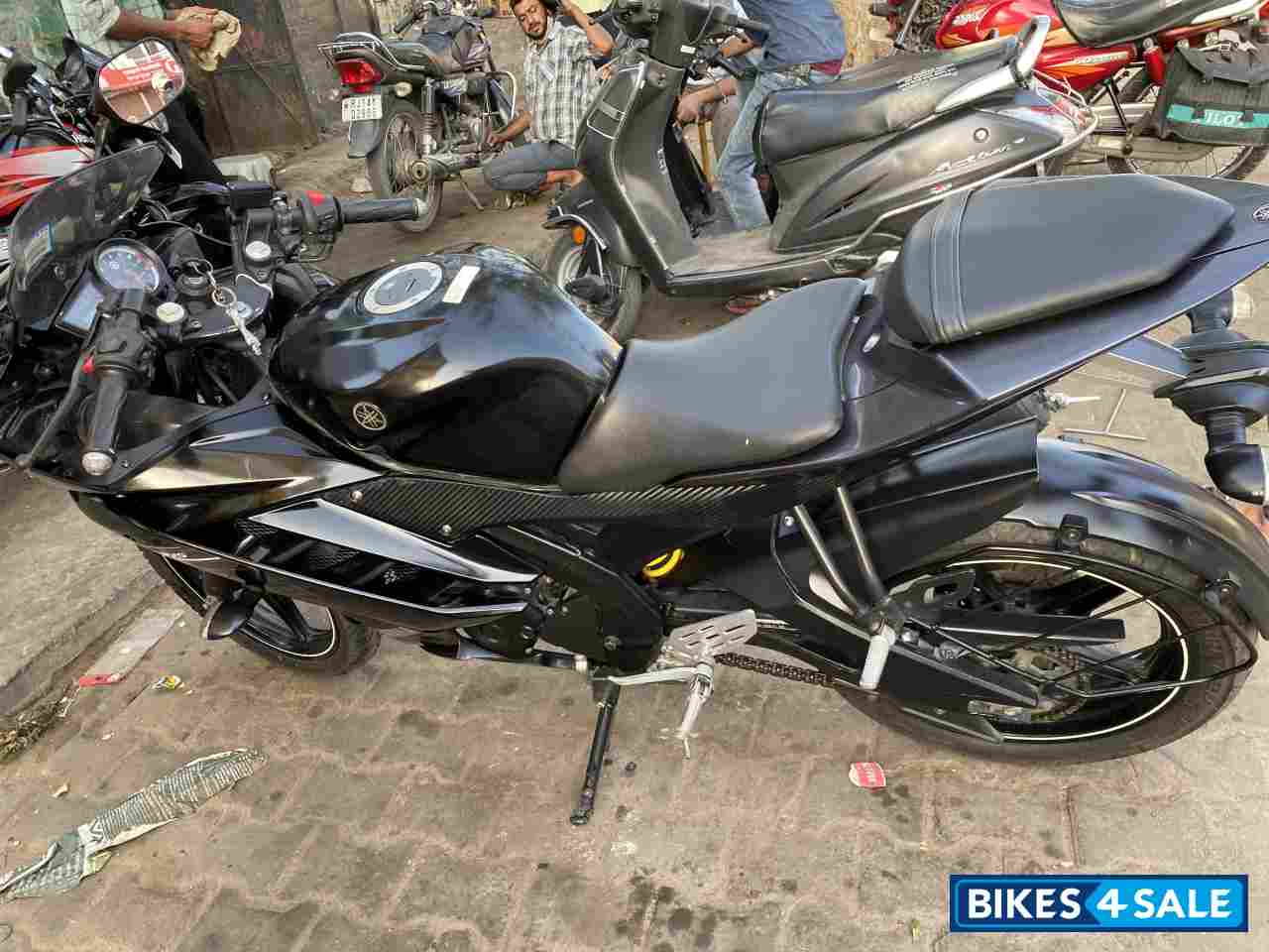 Black Yamaha YZF R15 V2