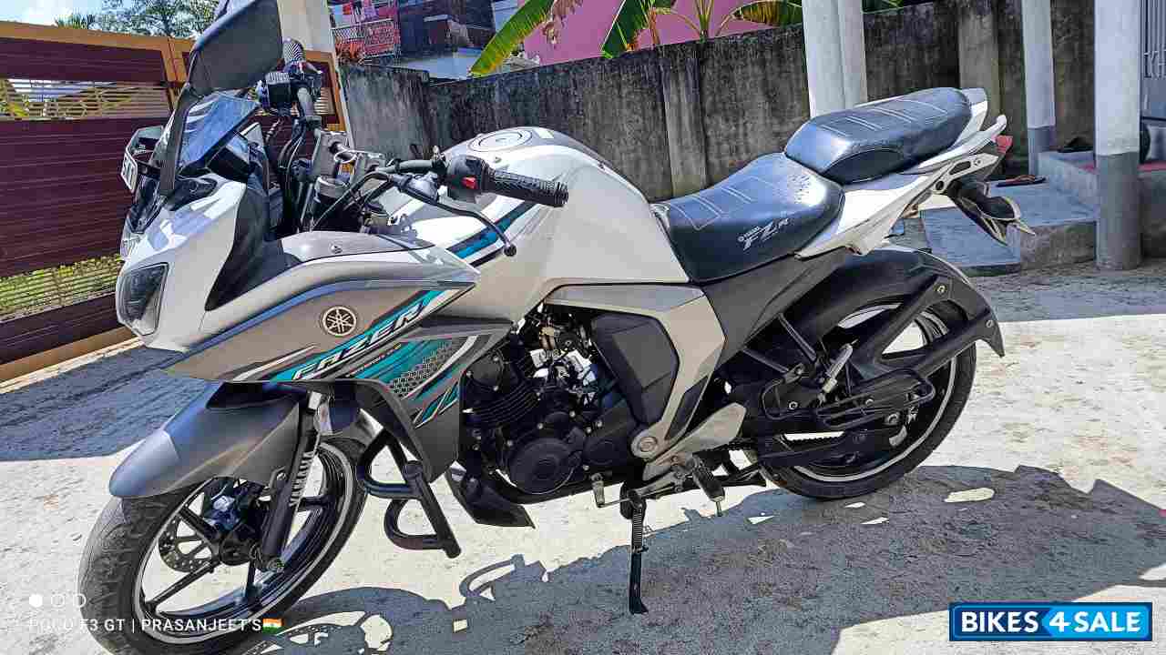 Blue Silver Yamaha Fazer FI V2