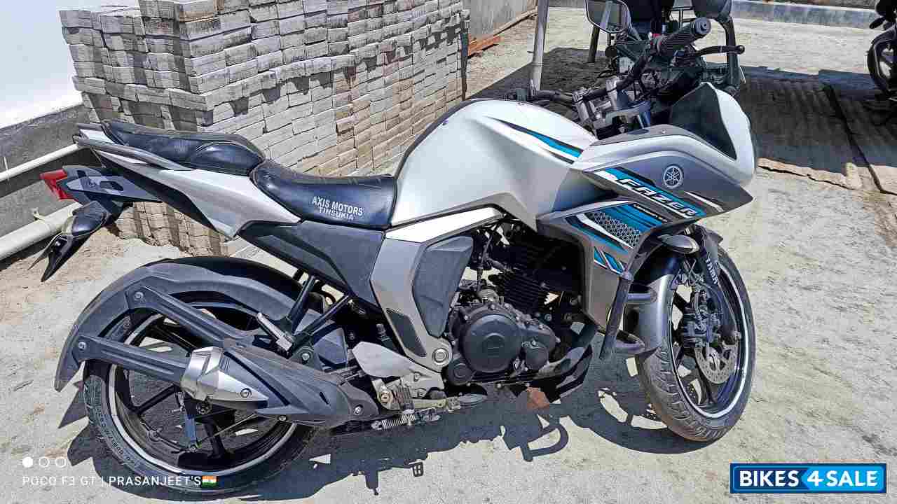 Blue Silver Yamaha Fazer FI V2