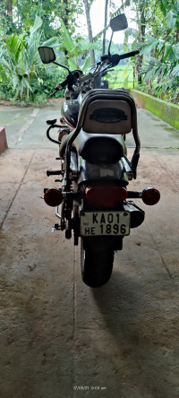 Black Bajaj Avenger 220 DTS-i