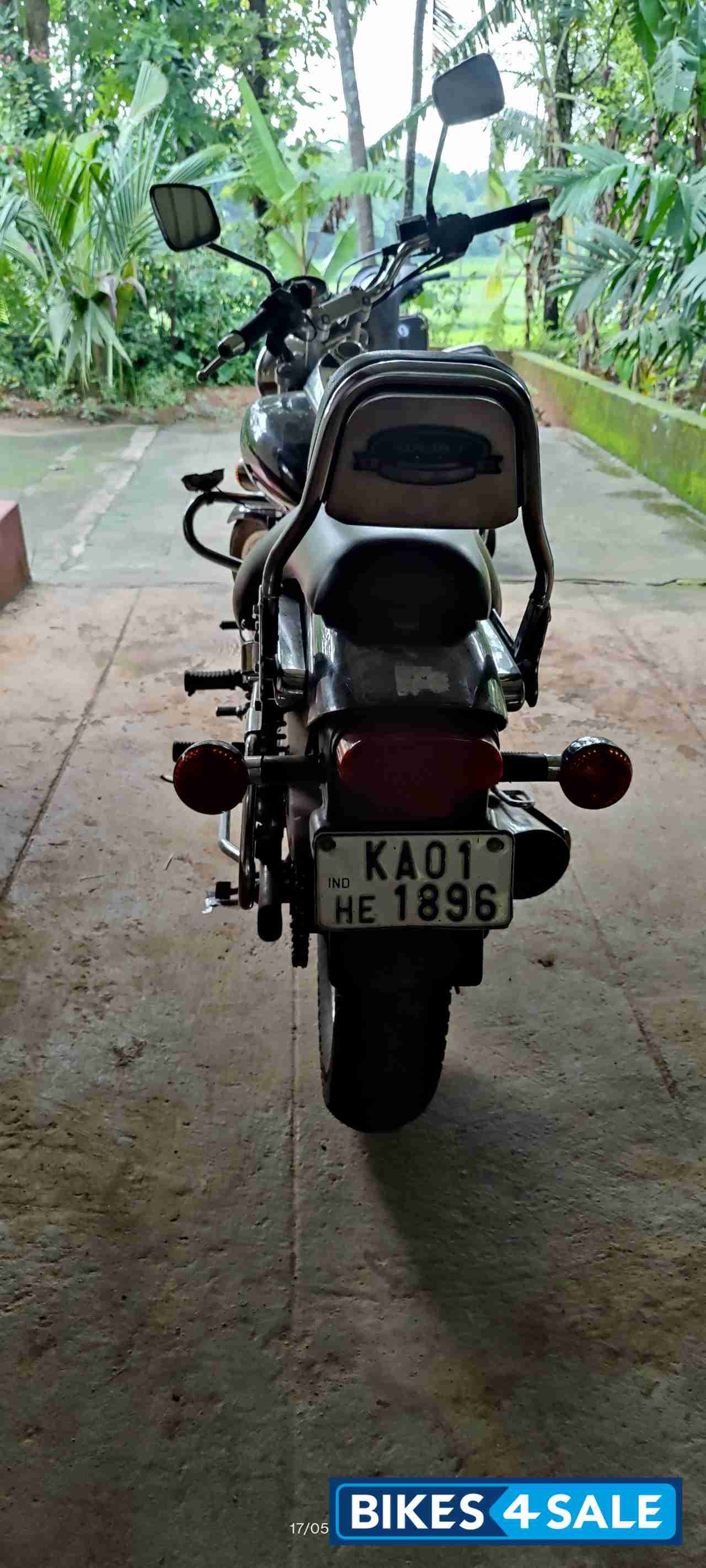 Black Bajaj Avenger 220 DTS-i