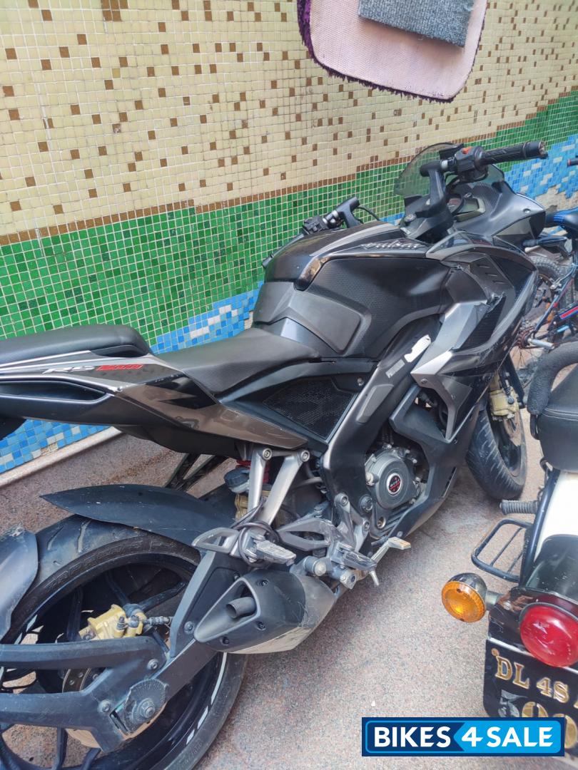 Black Graphite Bajaj Pulsar RS 200