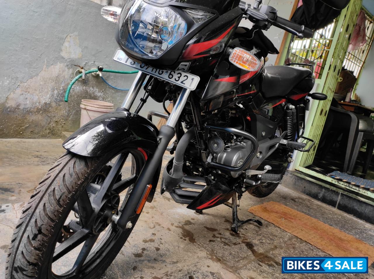 Black Bajaj Pulsar 150 BS6