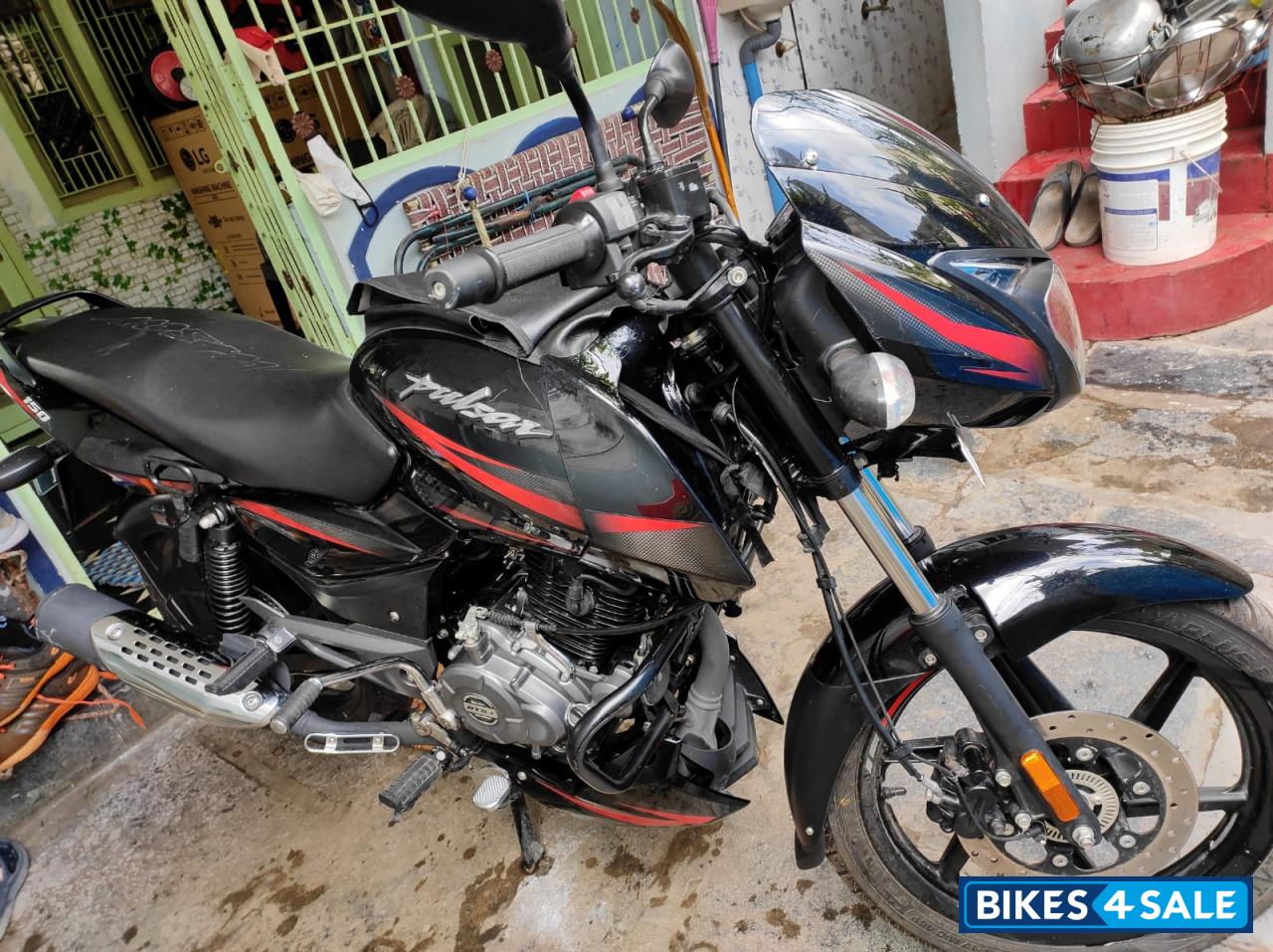 Black Bajaj Pulsar 150 BS6