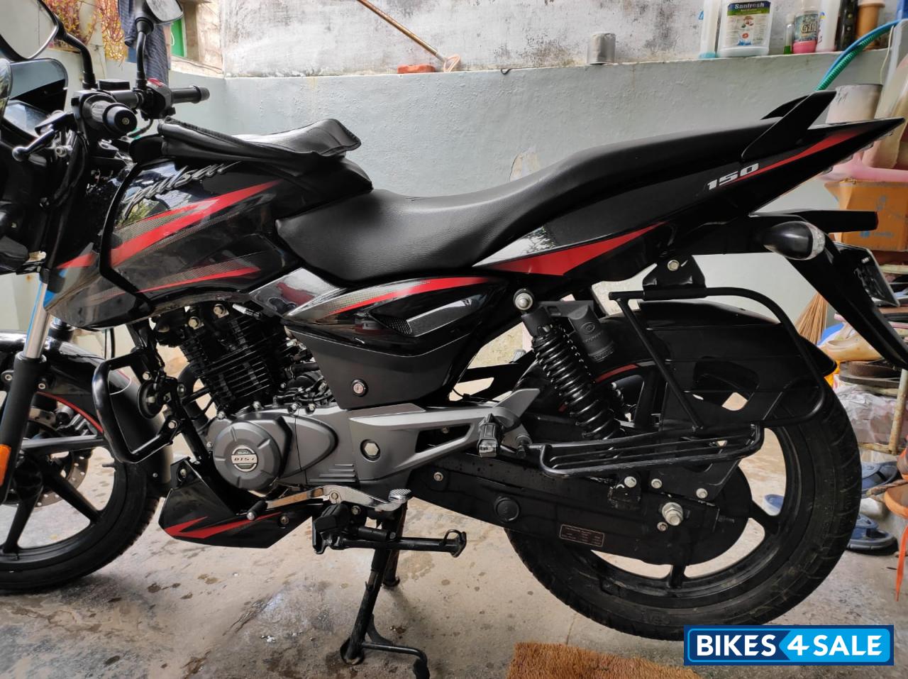 Black Bajaj Pulsar 150 BS6