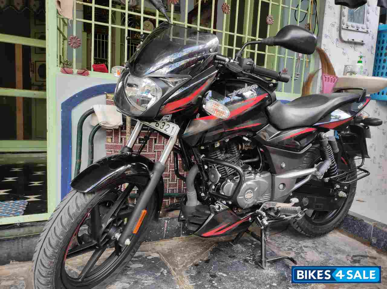 Black Bajaj Pulsar 150 BS6