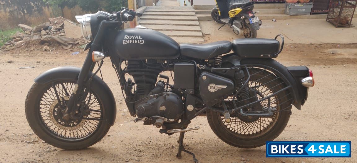 Black Royal Enfield Classic 500