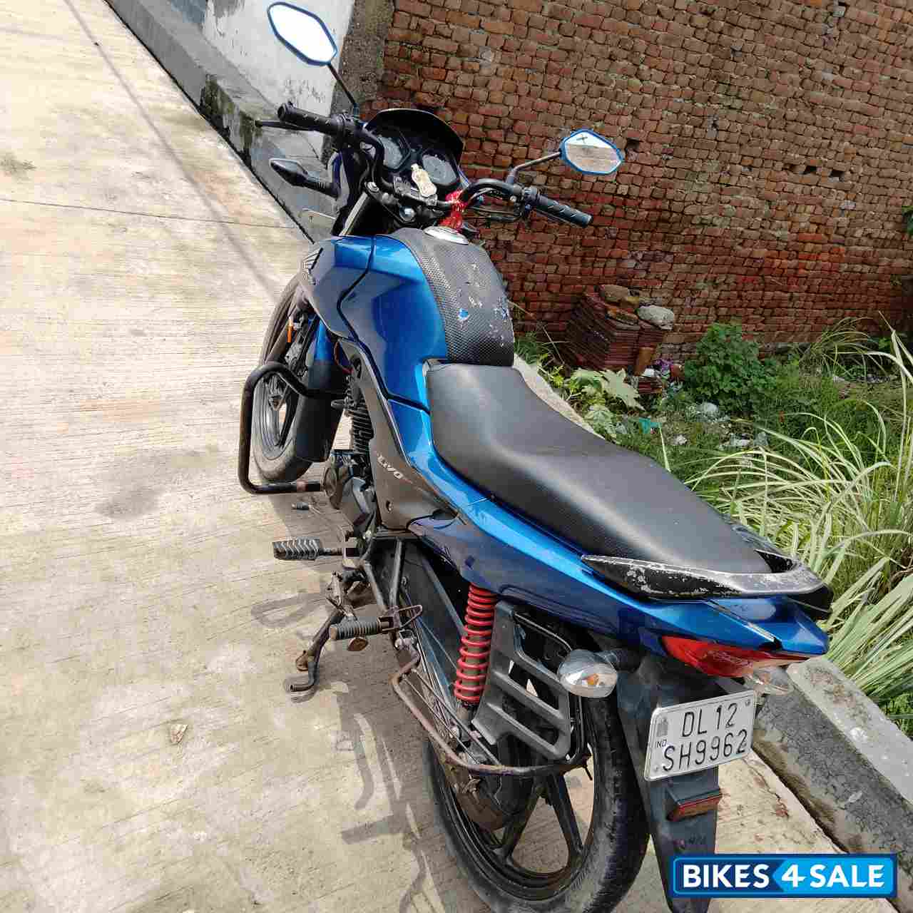 Blue Honda Livo 110