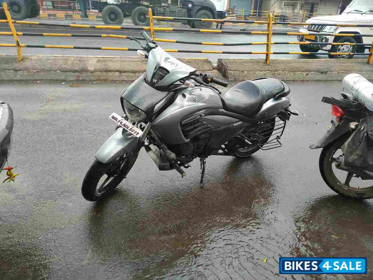 Silver Suzuki Intruder 150