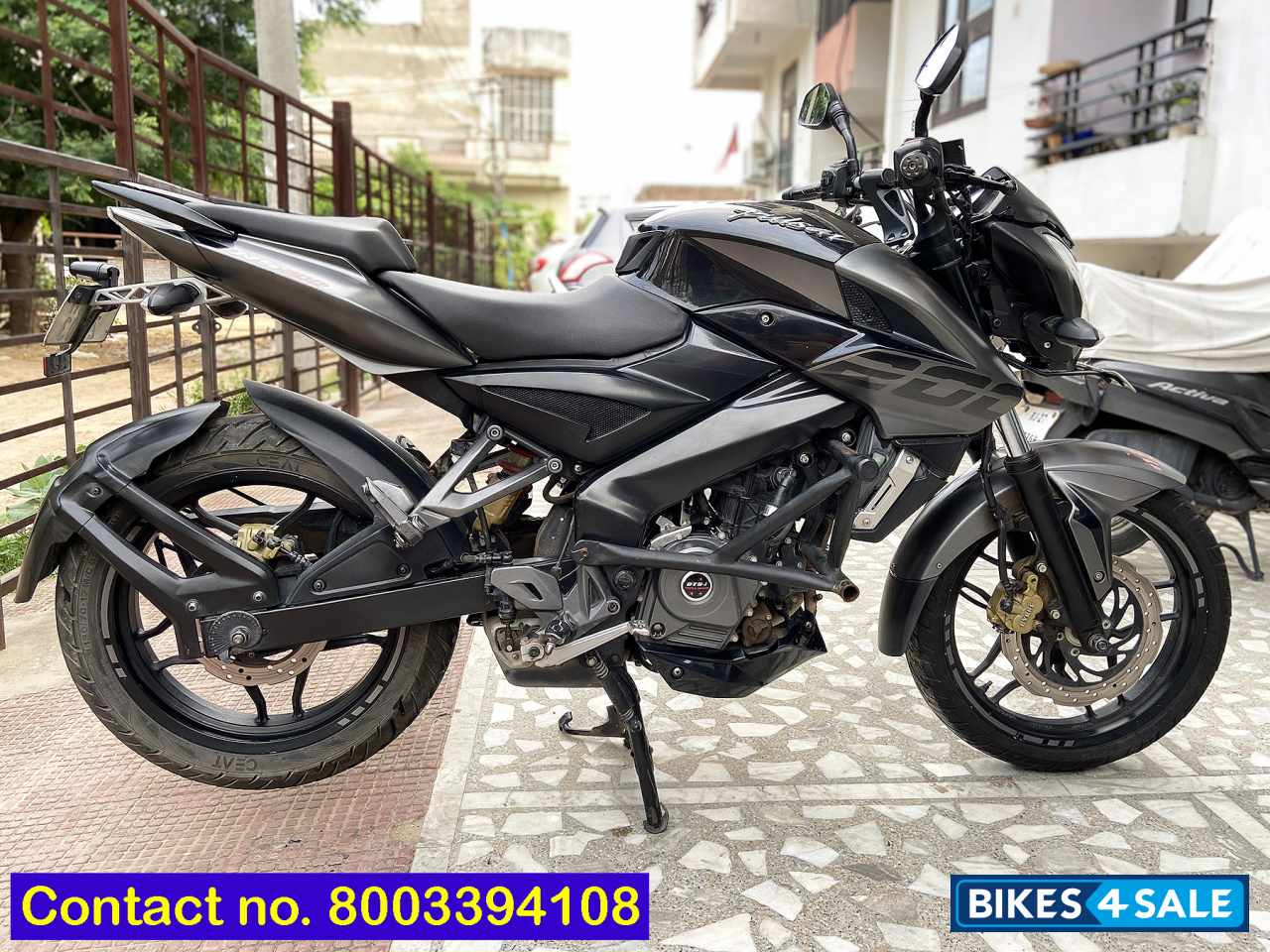 Black Bajaj Pulsar 200 NS