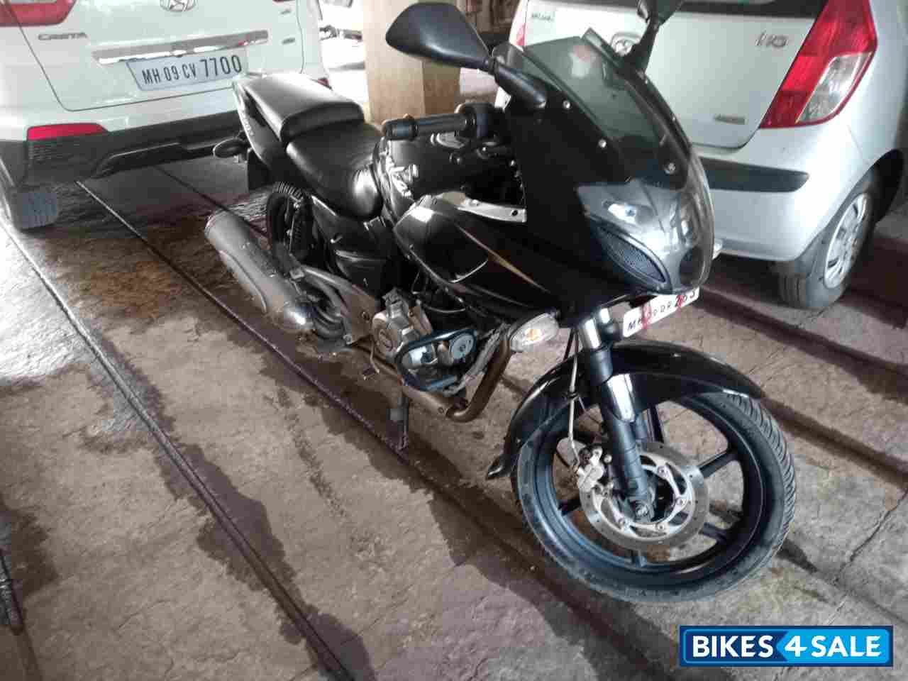Black Bajaj Pulsar 220F