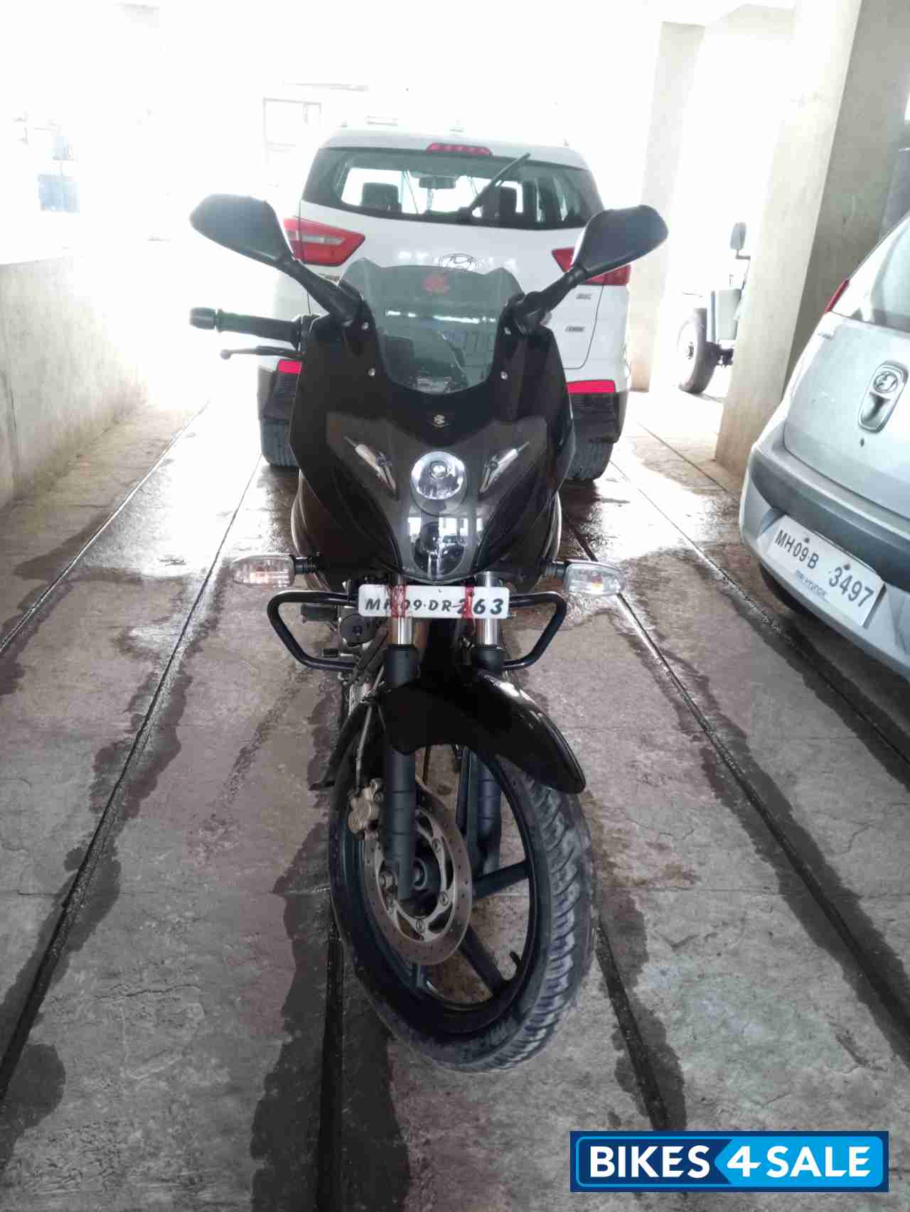 Black Bajaj Pulsar 220F
