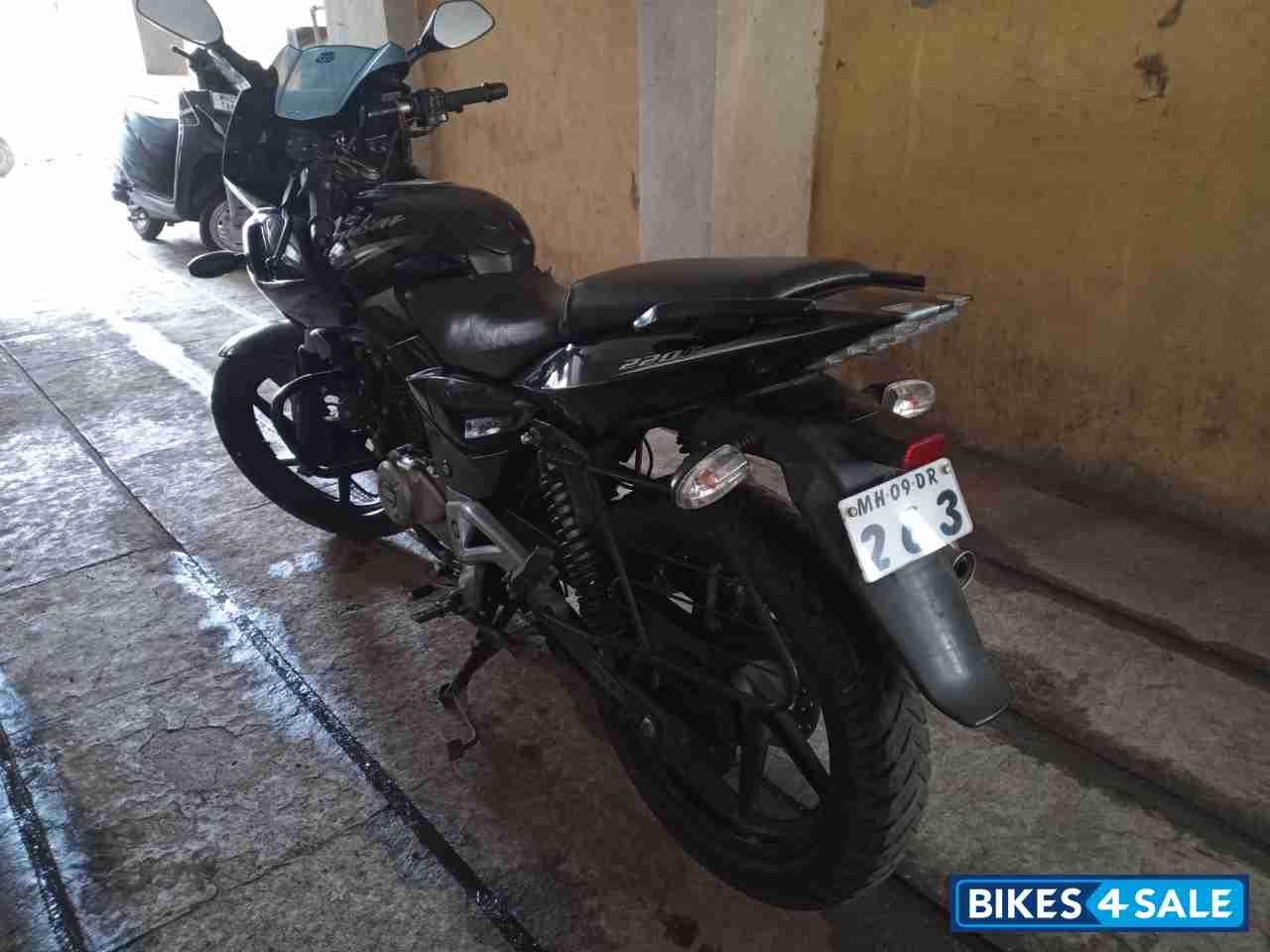 Black Bajaj Pulsar 220F
