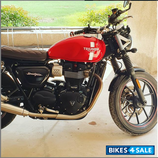 Cranberry Red Triumph Street Twin