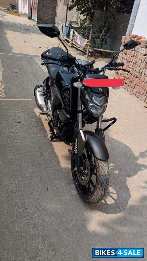 Glossy Black Yamaha FZ FI V3 BS6