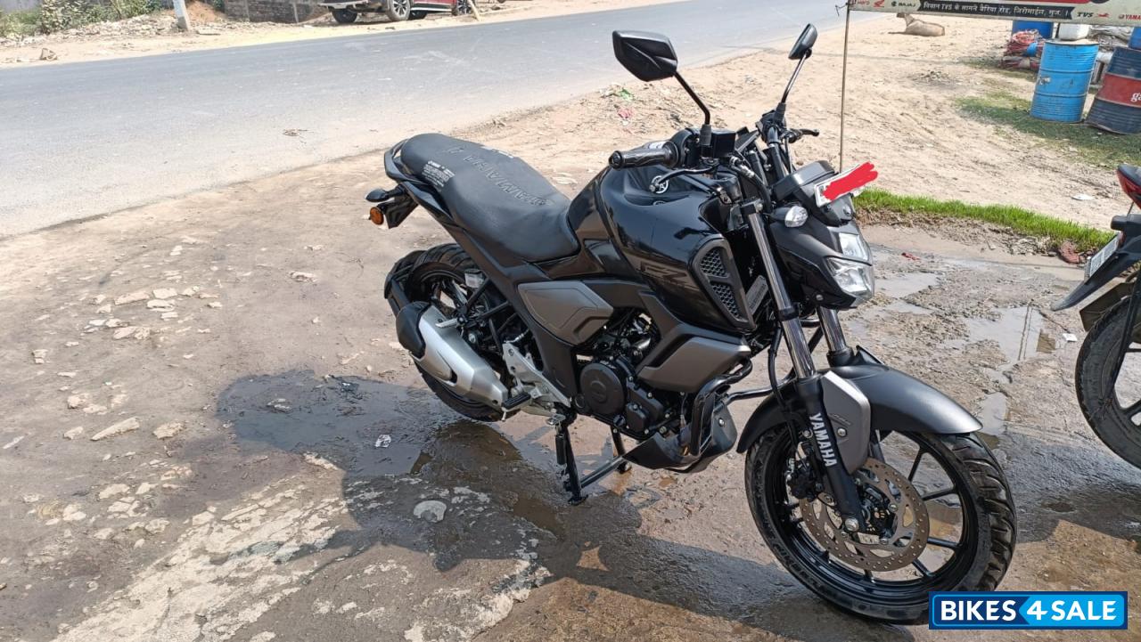 Glossy Black Yamaha FZ FI V3 BS6