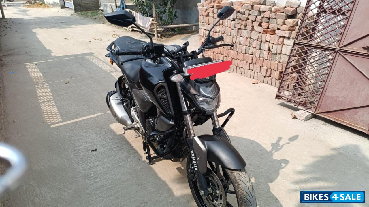 Glossy Black Yamaha FZ FI V3 BS6